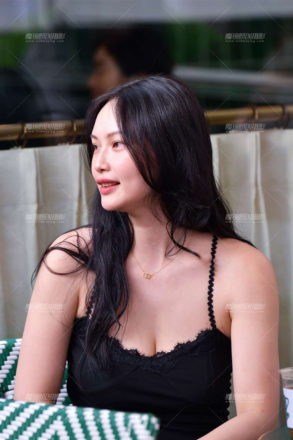 图片[1]-吊带黑裙美女-街拍流行馆