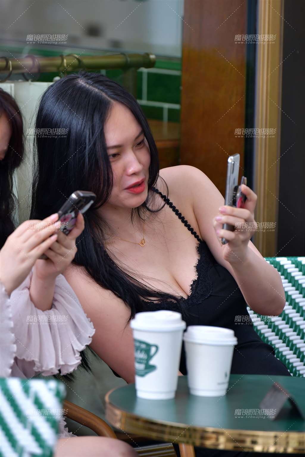 图片[4]-吊带黑裙美女-街拍流行馆