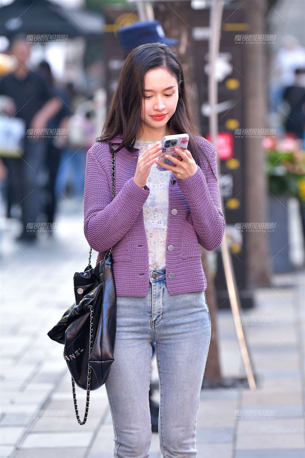 图片[1]-甜美牛仔裤美女-街拍流行馆