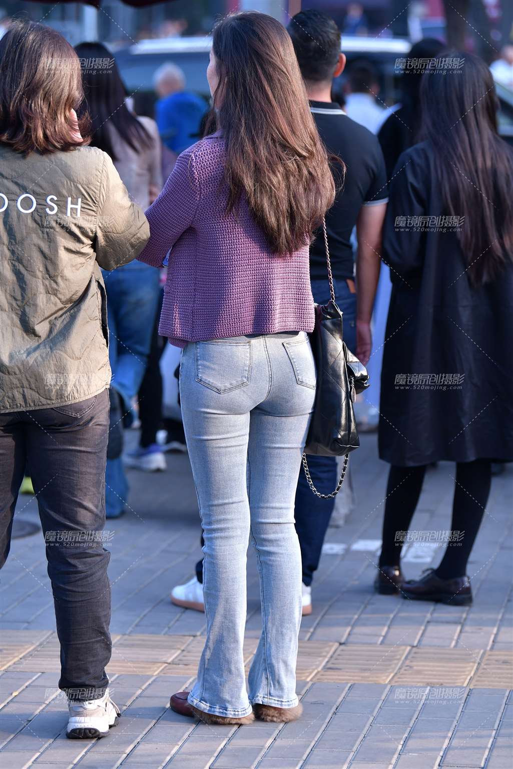 图片[2]-甜美牛仔裤美女-街拍流行馆