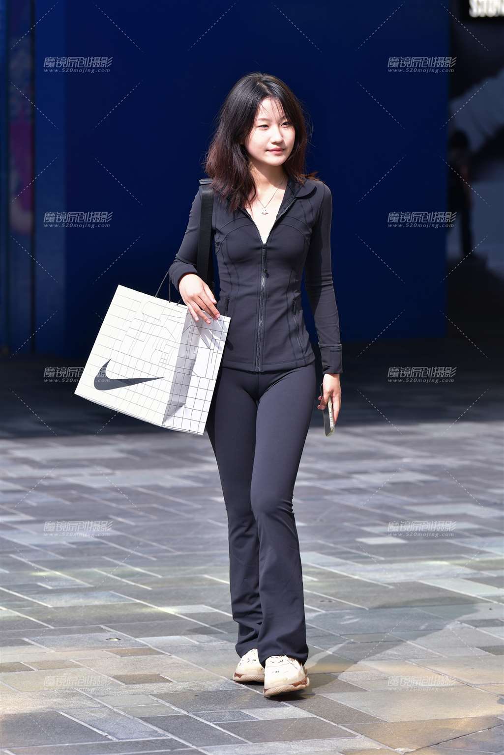 图片[1]-黑色紧身裤小美女-街拍流行馆