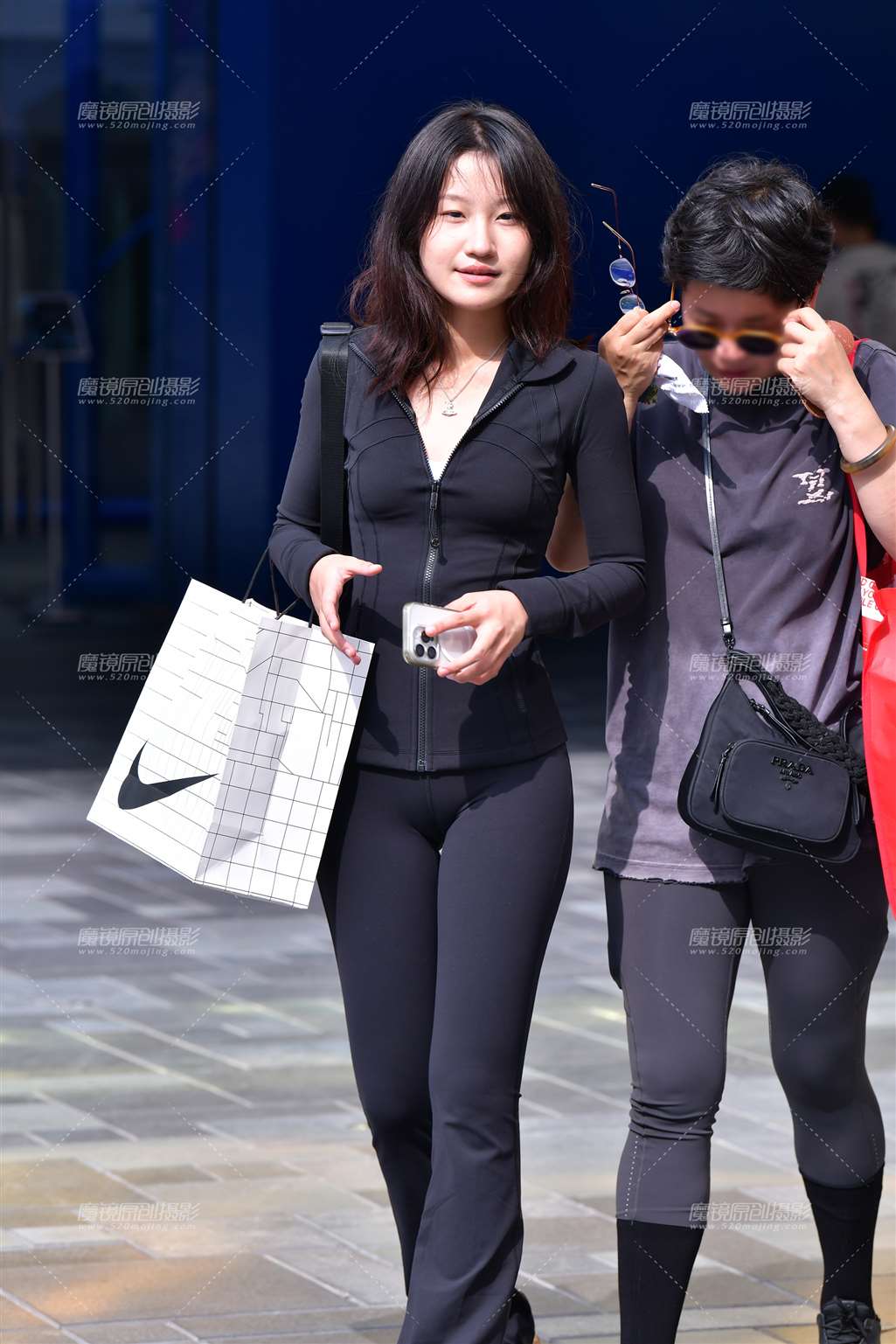 图片[3]-黑色紧身裤小美女-街拍流行馆