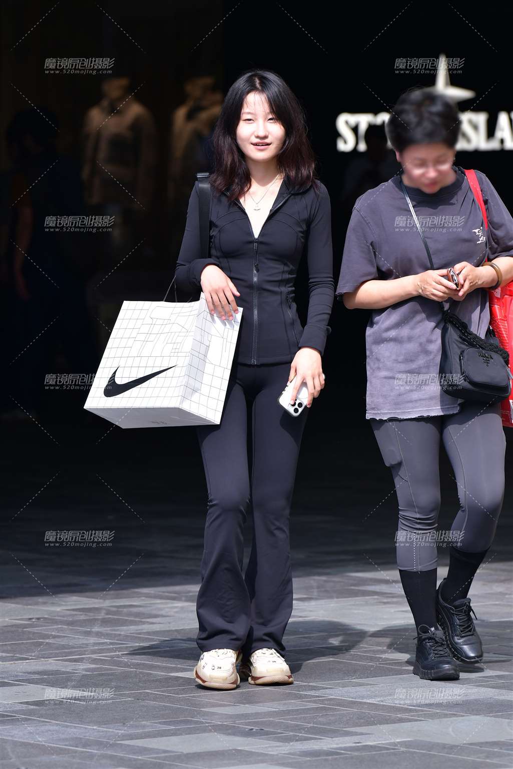 图片[5]-黑色紧身裤小美女-街拍流行馆