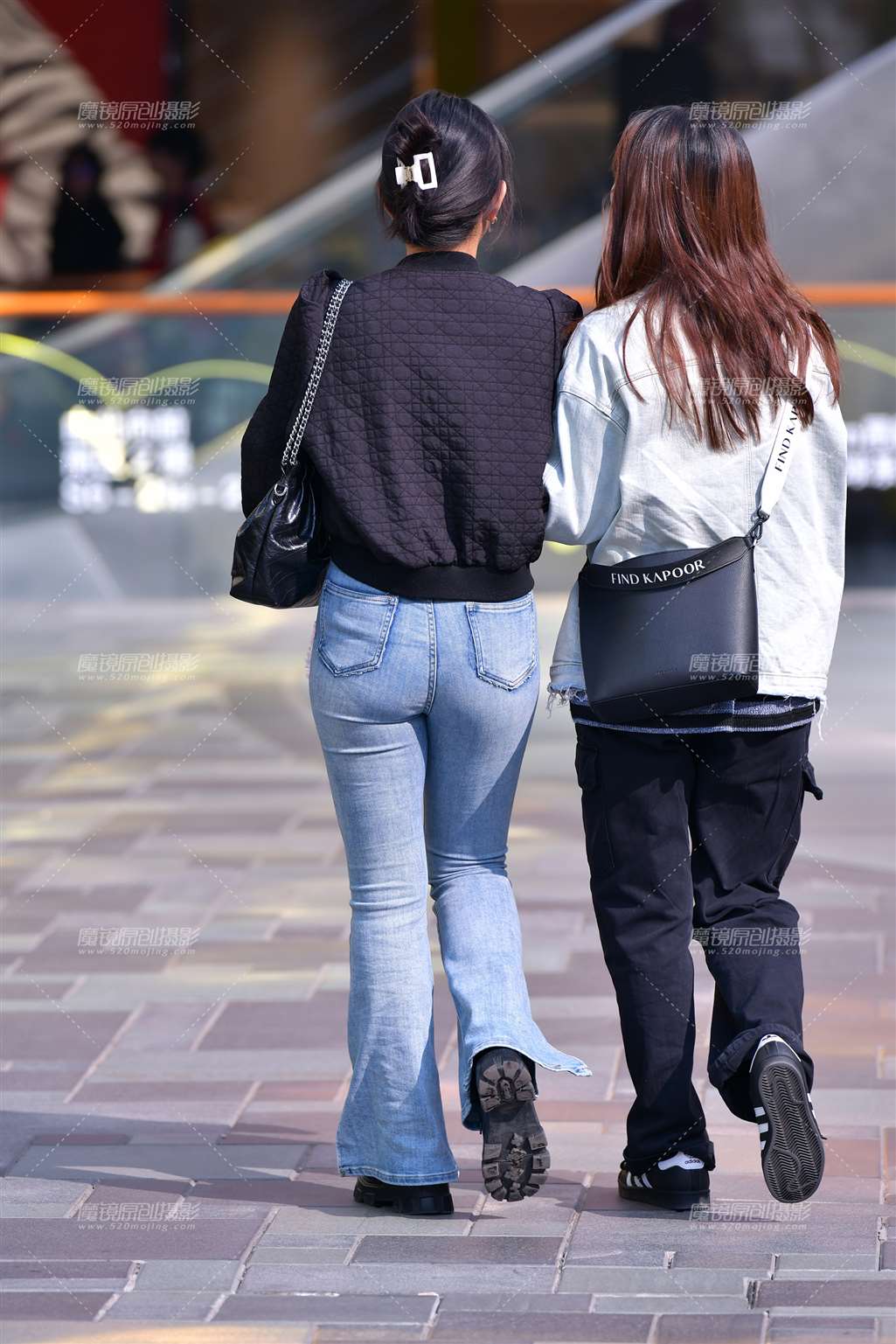 图片[5]-约会闺蜜紧身牛仔裤美女-街拍流行馆