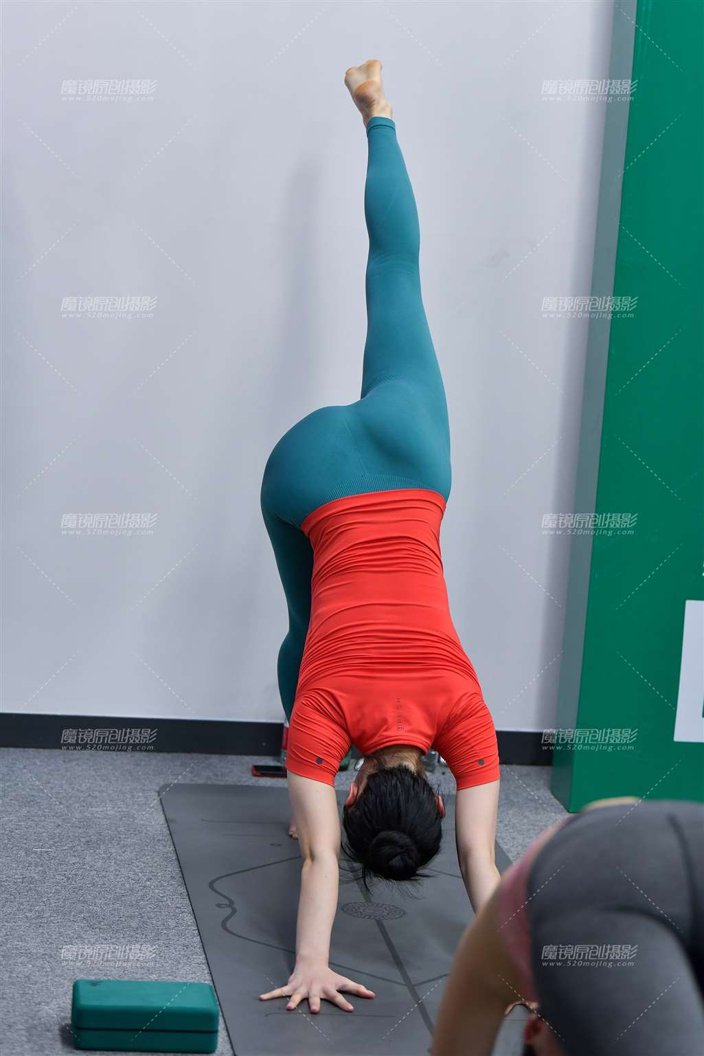 图片[2]-高挑美女优美舒展-街拍流行馆