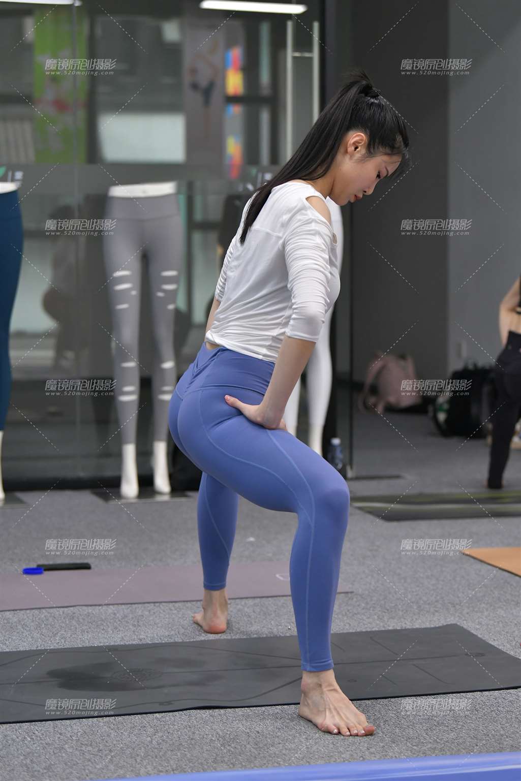 图片[5]-高挑美女优美舒展-街拍流行馆