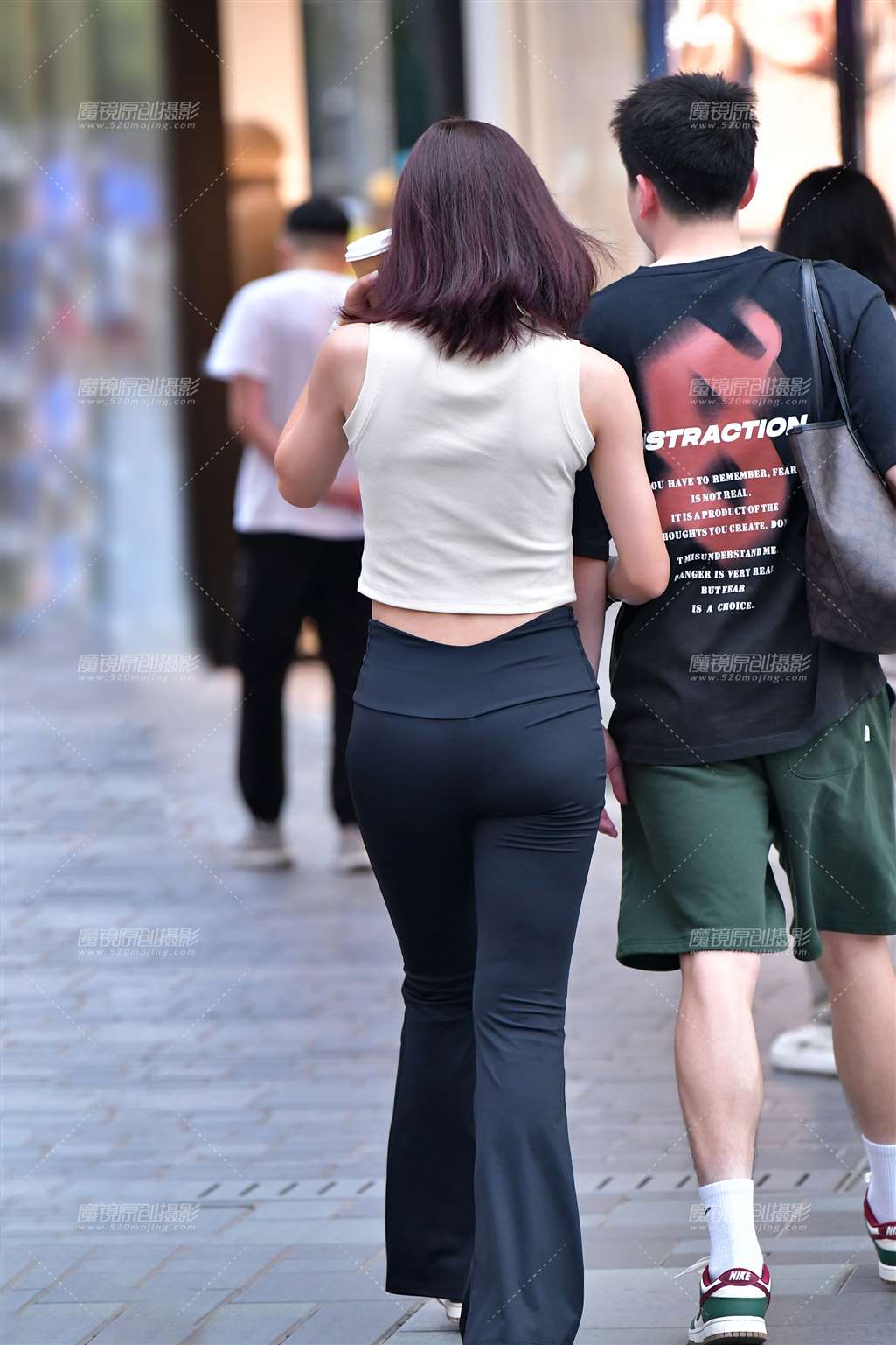 图片[4]-活泼黑紧身裤美女-街拍流行馆