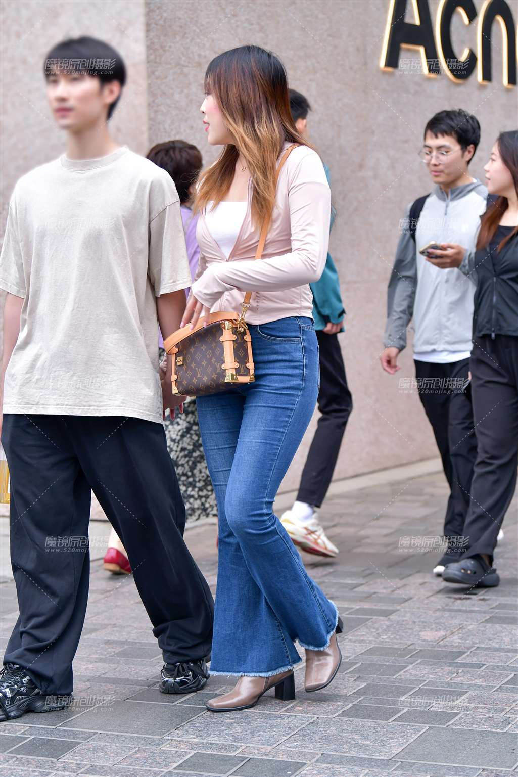 图片[3]-高挑微丰腴牛仔裤美女-街拍流行馆