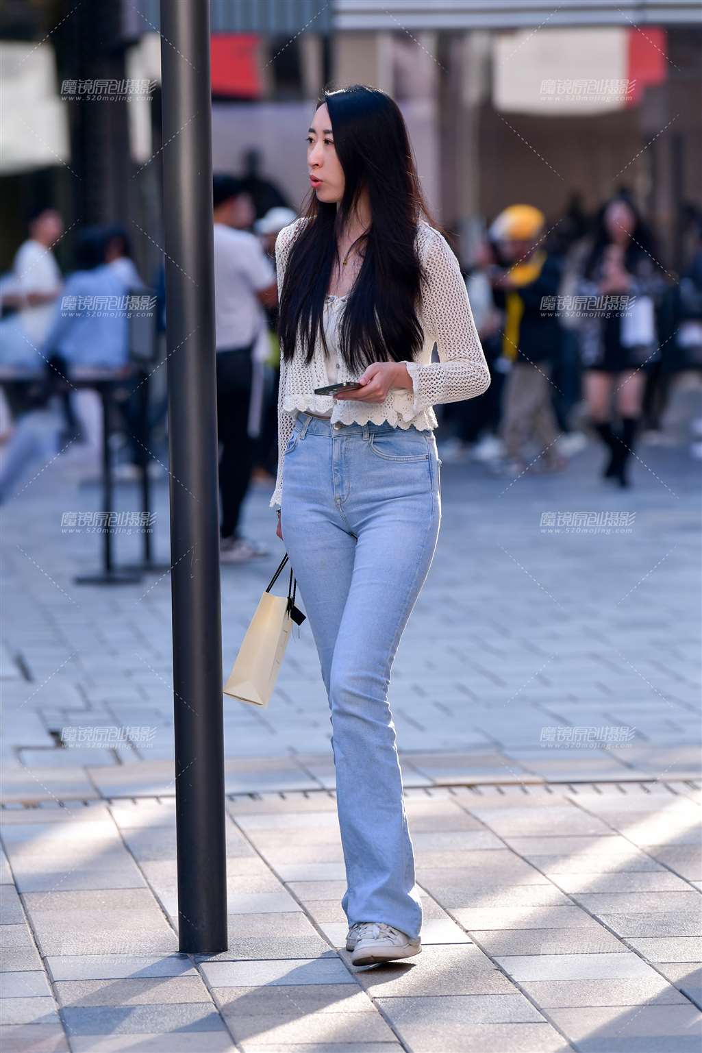 图片[1]-高挑浅色牛仔裤美女-街拍流行馆