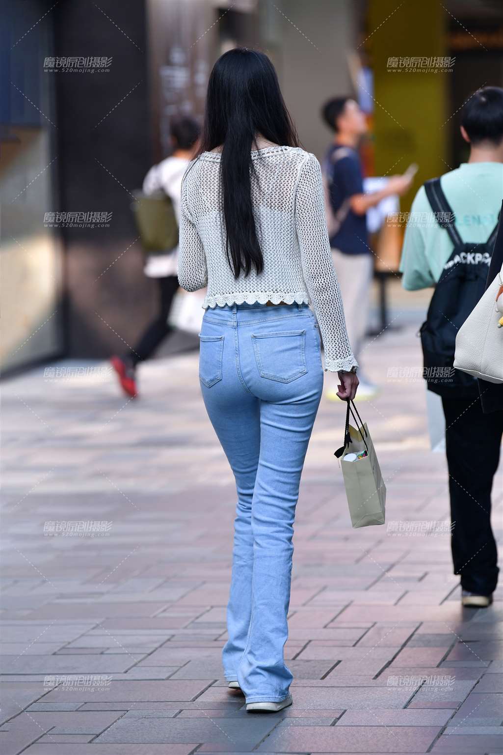 图片[2]-高挑浅色牛仔裤美女-街拍流行馆