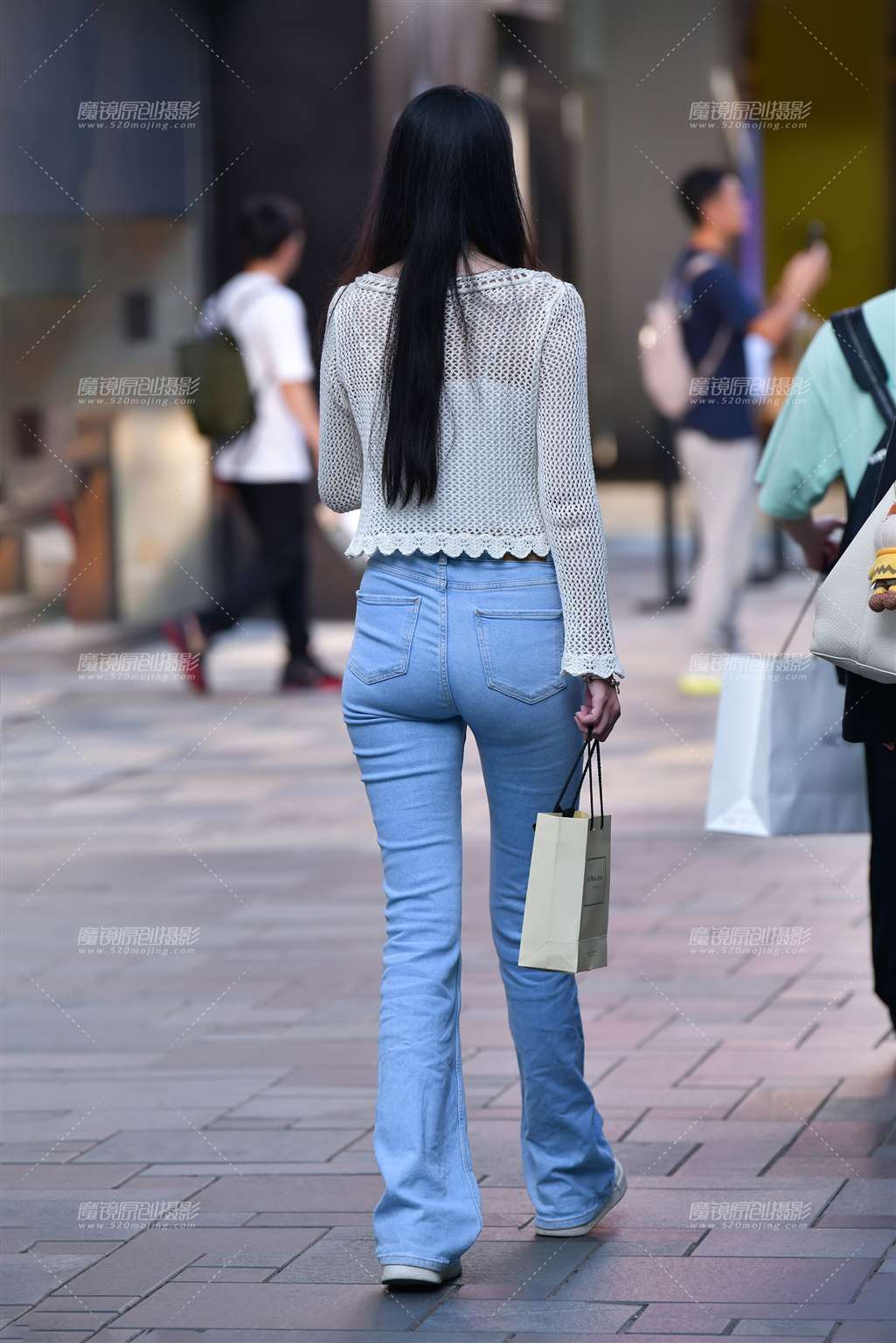 图片[3]-高挑浅色牛仔裤美女-街拍流行馆