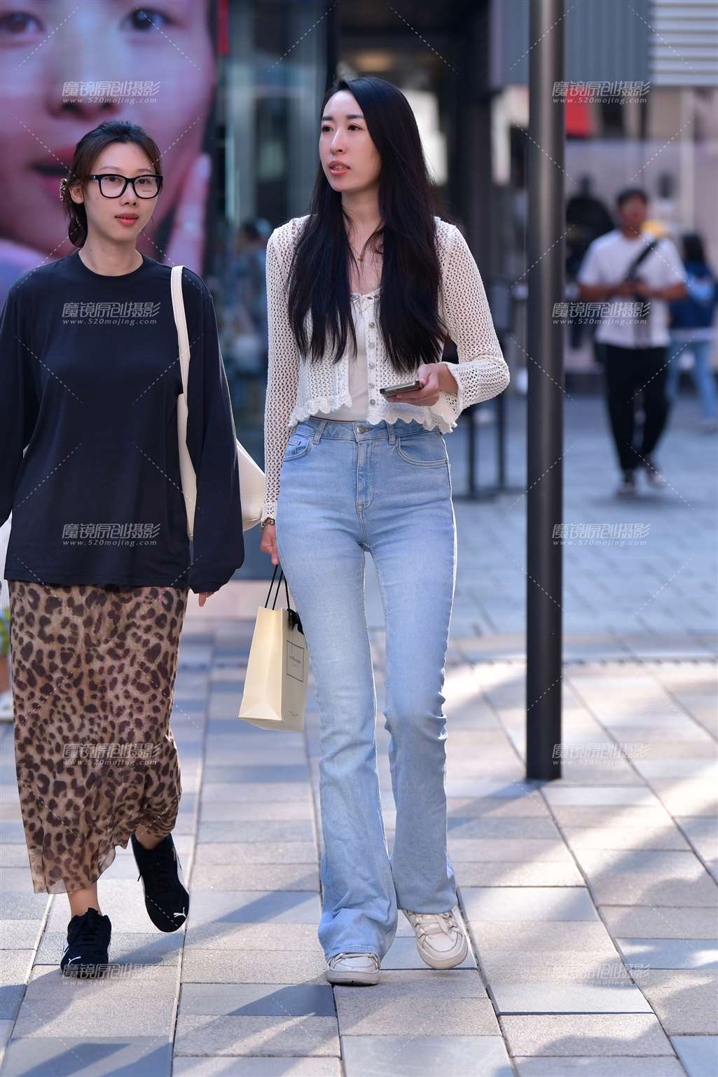 图片[4]-高挑浅色牛仔裤美女-街拍流行馆