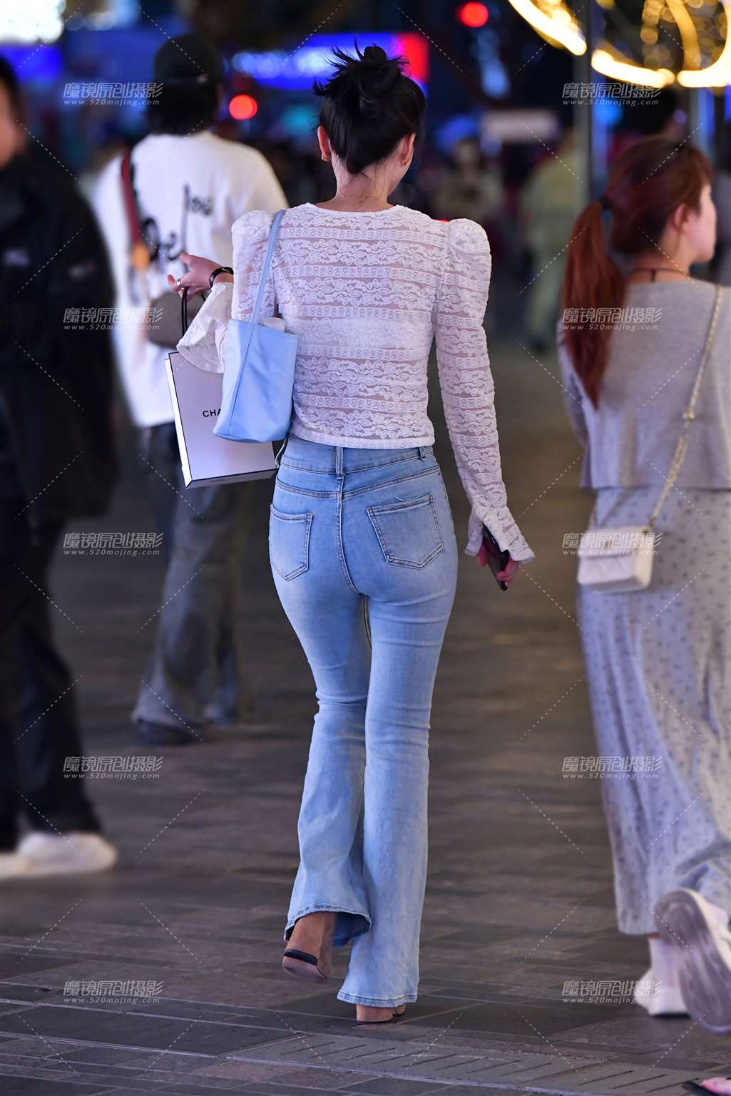 图片[5]-补妆牛仔裤美女-街拍流行馆