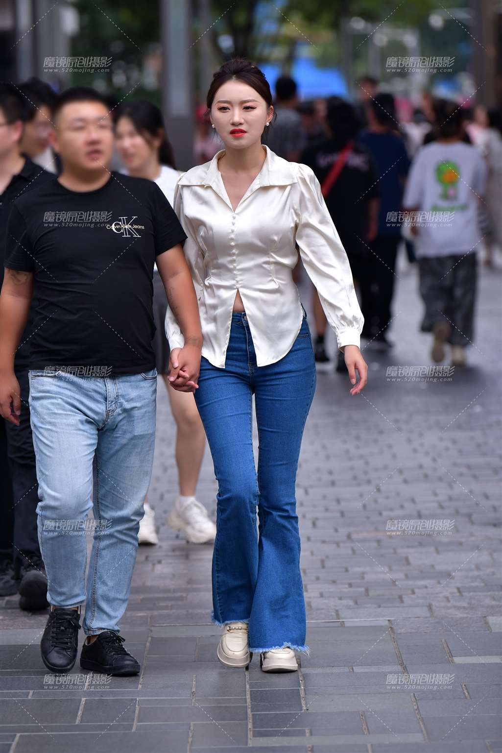 图片[1]-白皙高挑牛仔裤美女-街拍流行馆