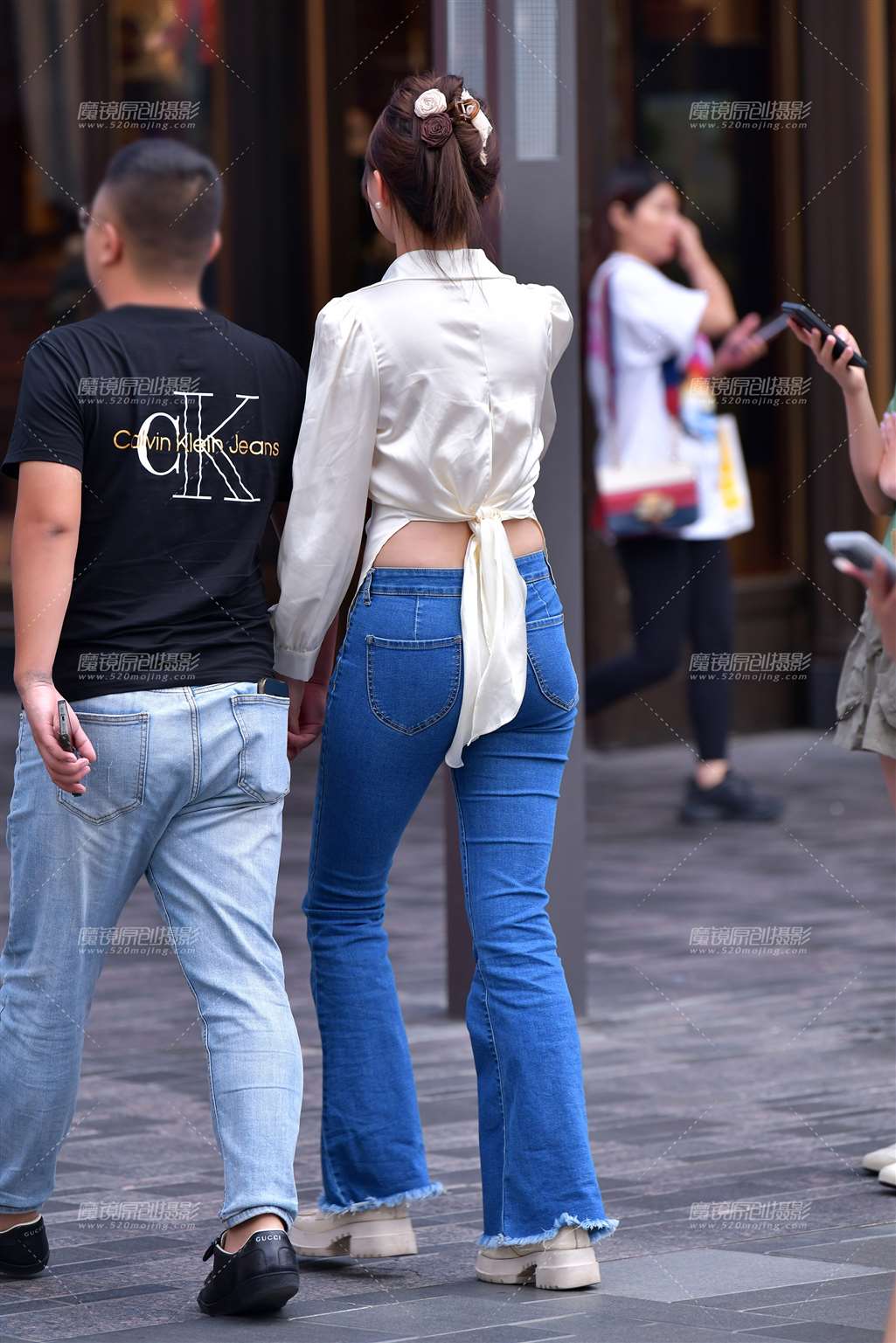 图片[2]-白皙高挑牛仔裤美女-街拍流行馆