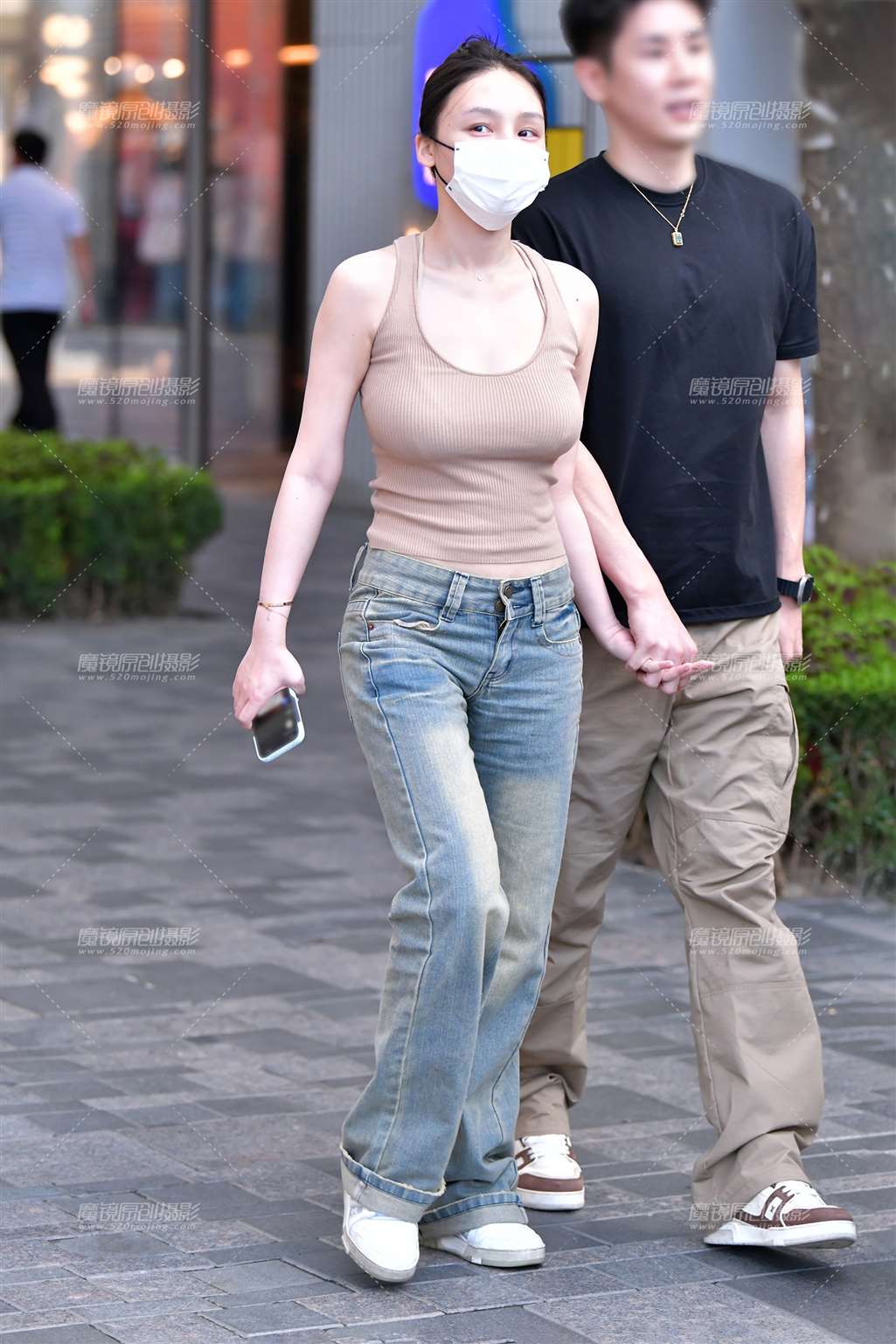 图片[1]-圆领牛仔裤美女-街拍流行馆