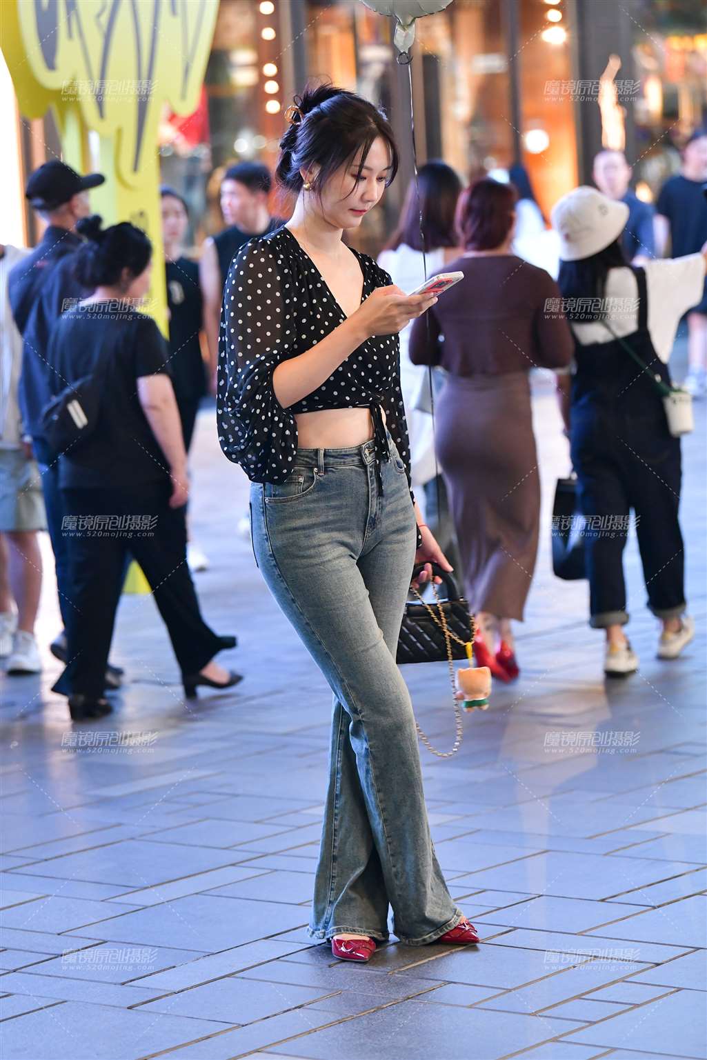 图片[1]-热气球牛仔裤美女-街拍流行馆
