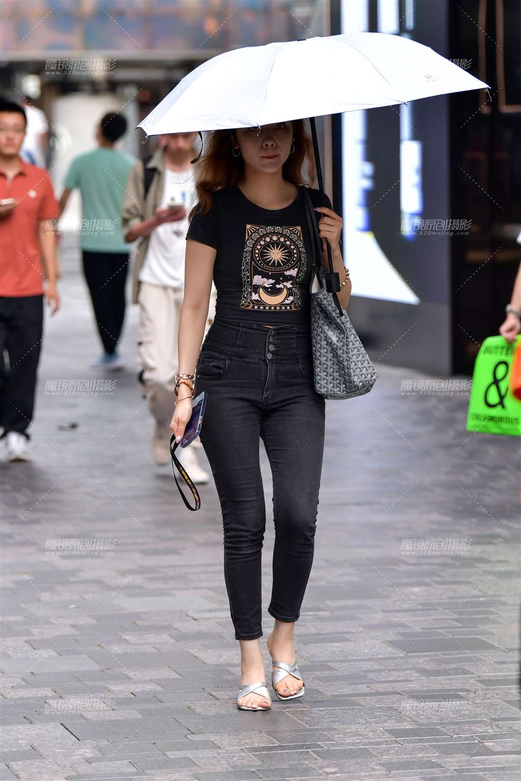 图片[5]-银色美甲九分牛仔裤美女-街拍流行馆
