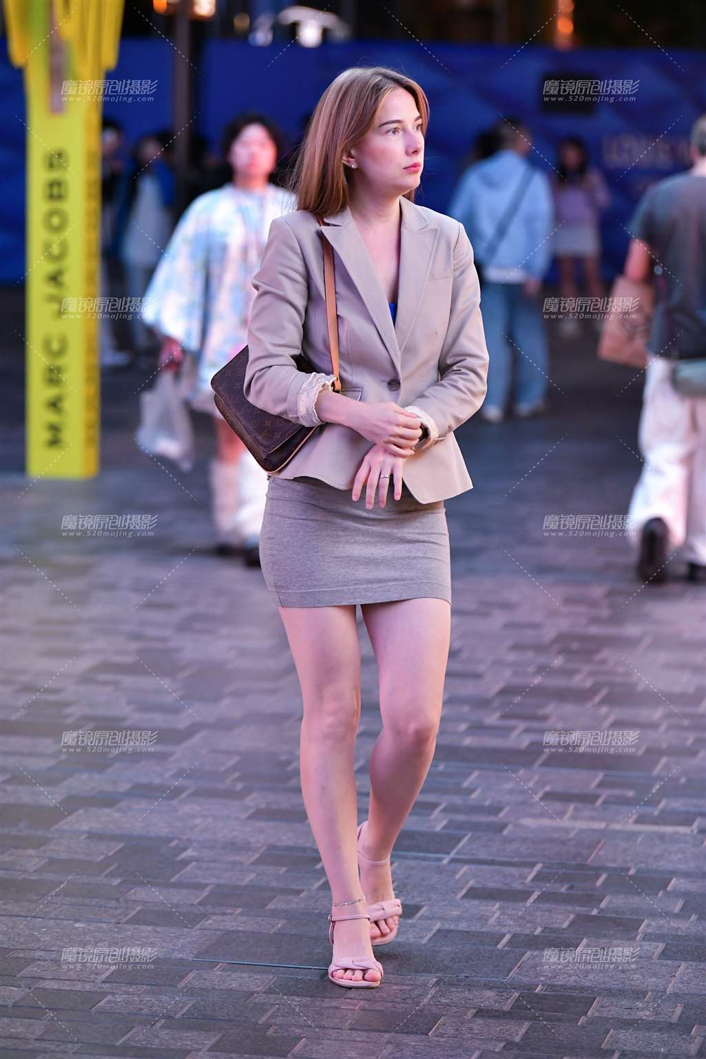 图片[1]-职业短裙美女-街拍流行馆