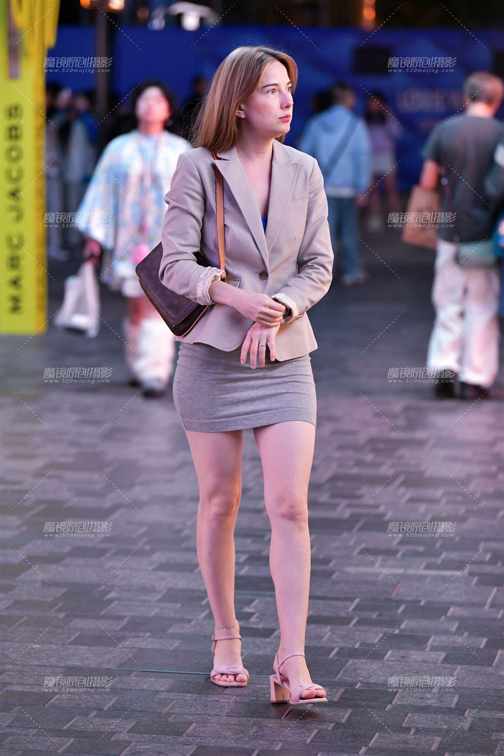 图片[5]-职业短裙美女-街拍流行馆