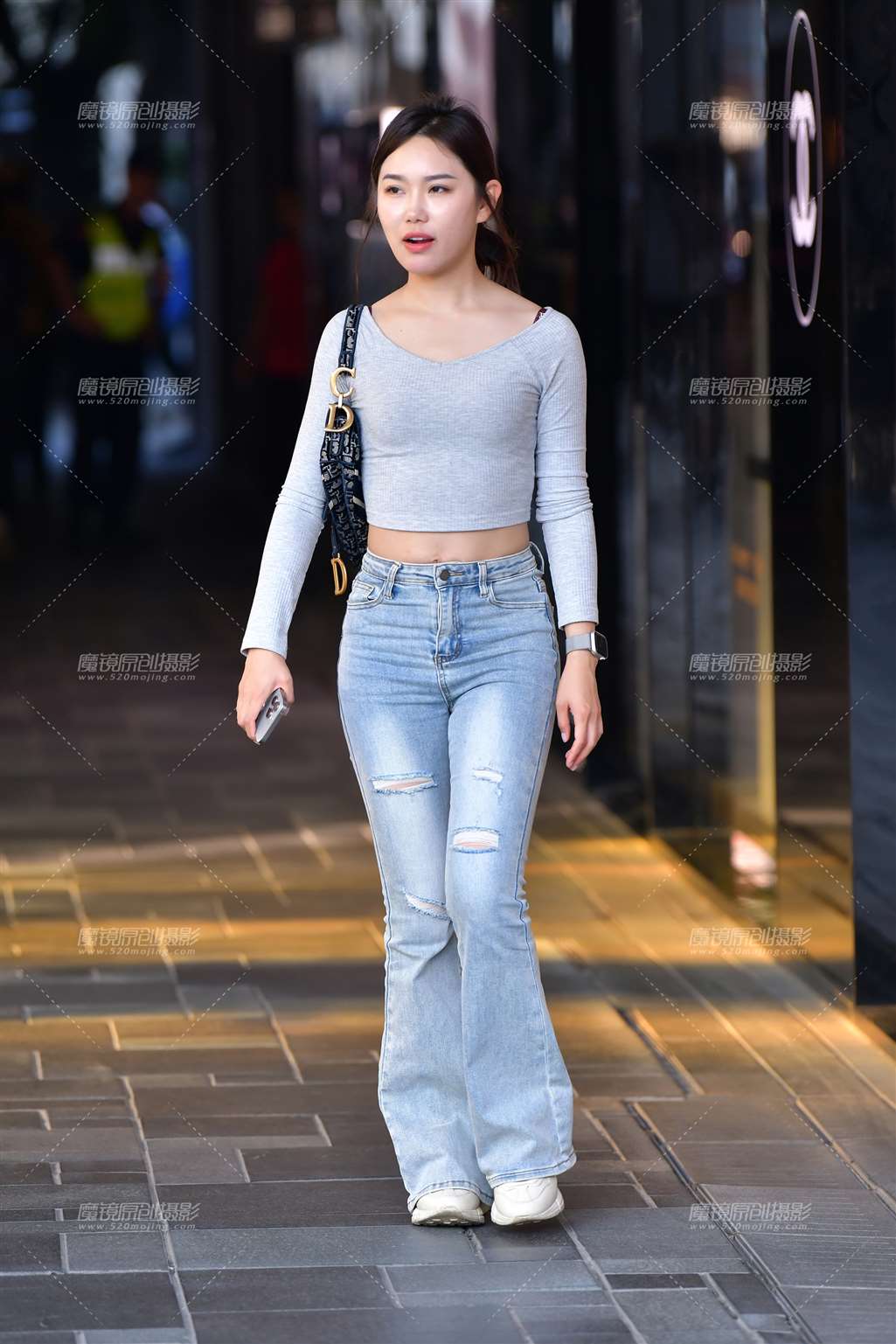 图片[4]-甜美紧身牛仔裤美女-街拍流行馆