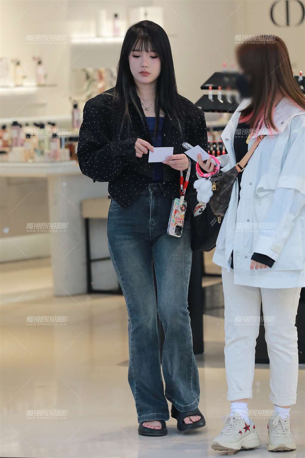 图片[1]-紧身牛仔裤美女-街拍流行馆
