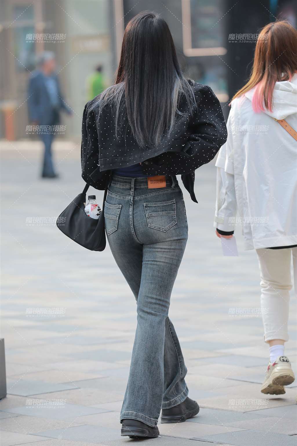 图片[2]-紧身牛仔裤美女-街拍流行馆