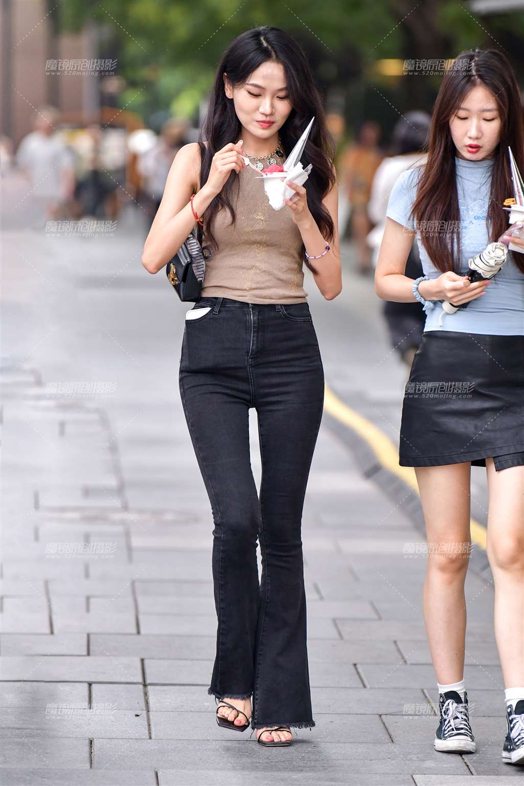 图片[1]-冰激凌阔腿牛仔裤美女-街拍流行馆