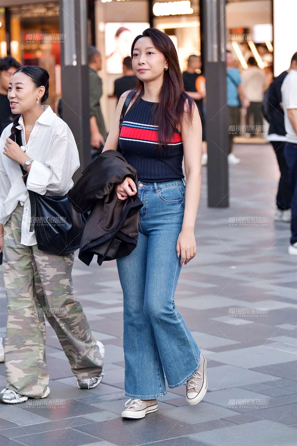 图片[1]-微微丰腴牛仔裤美女-街拍流行馆