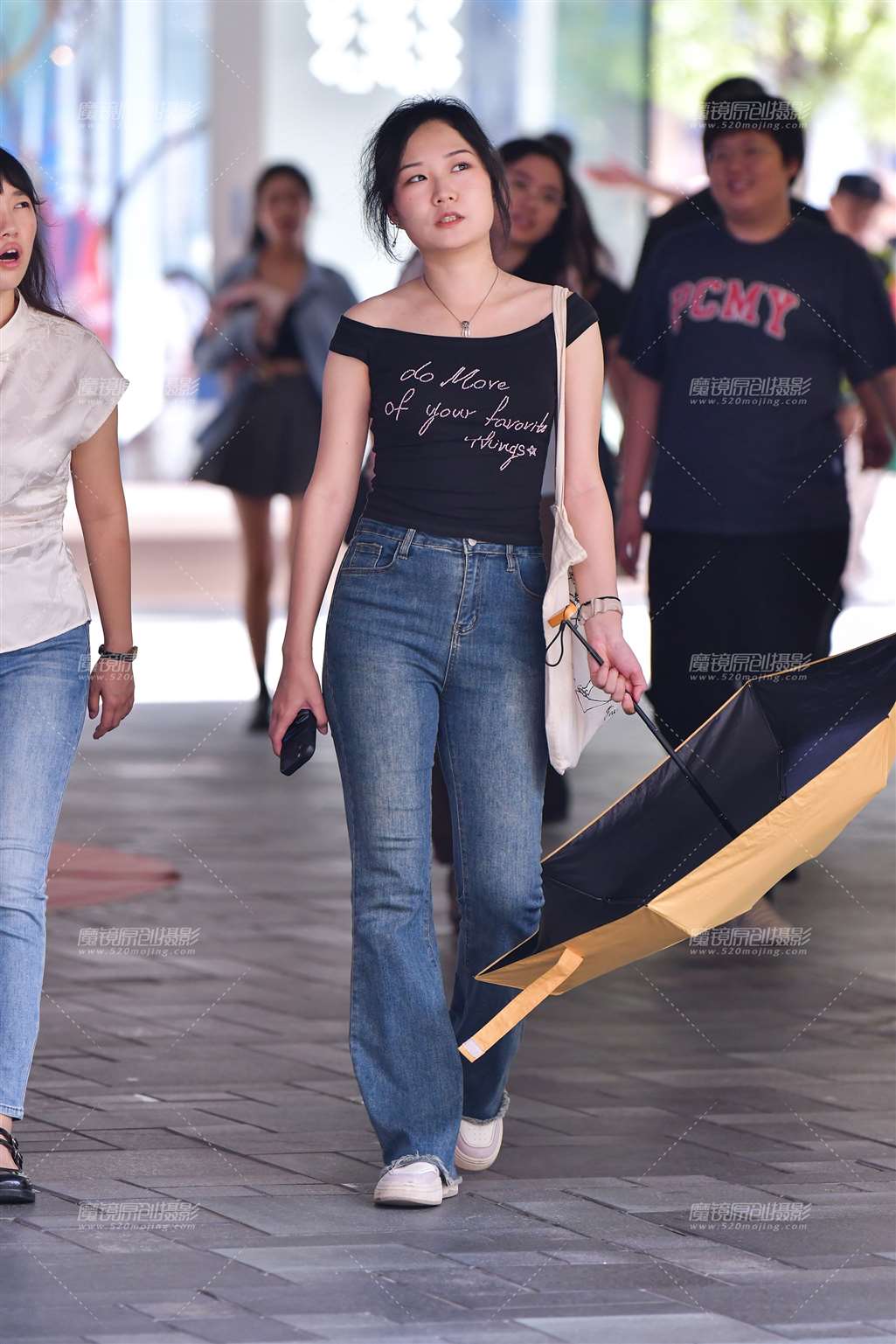 图片[1]-黑衫牛仔裤美女-街拍流行馆
