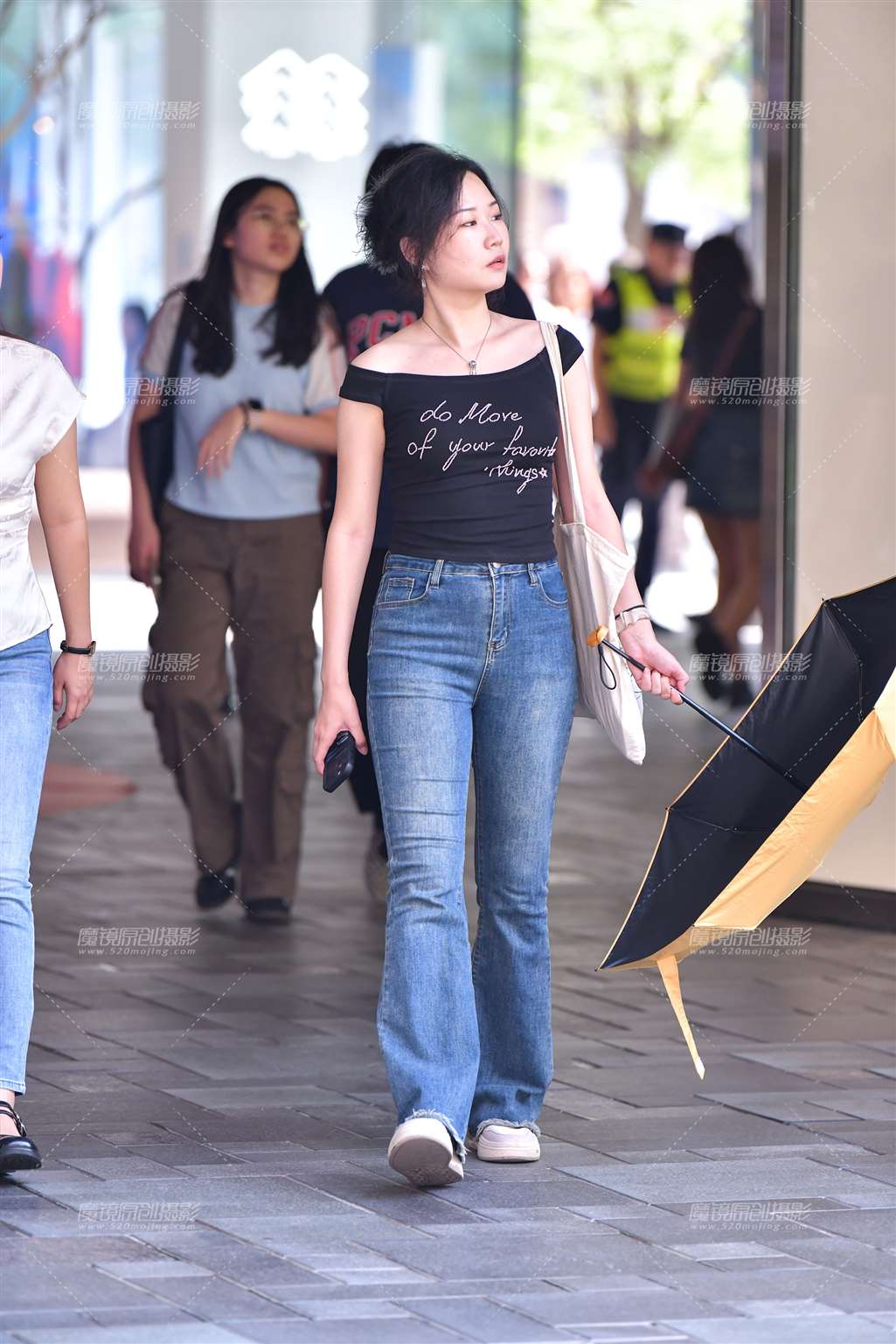 图片[4]-黑衫牛仔裤美女-街拍流行馆
