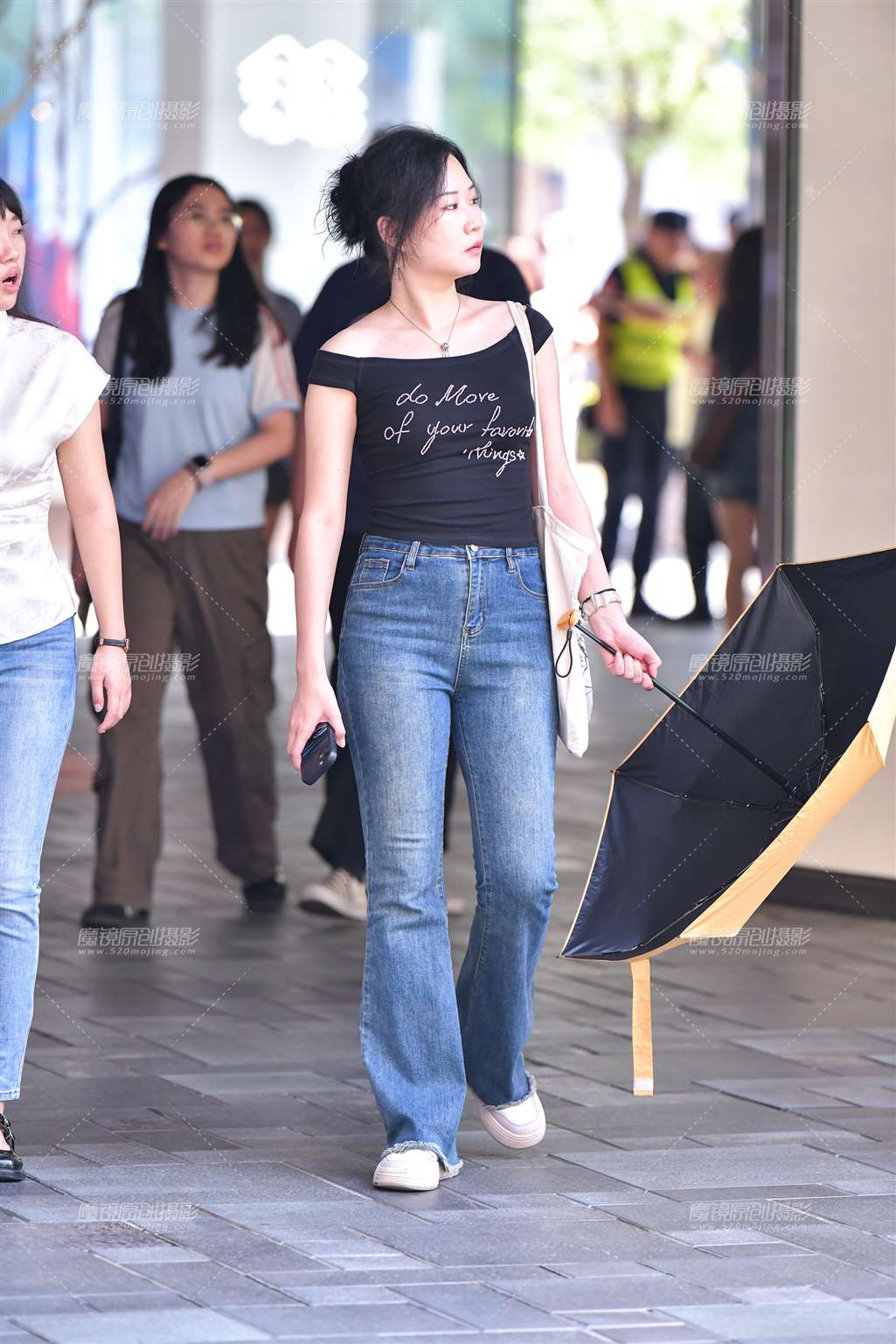 图片[5]-黑衫牛仔裤美女-街拍流行馆