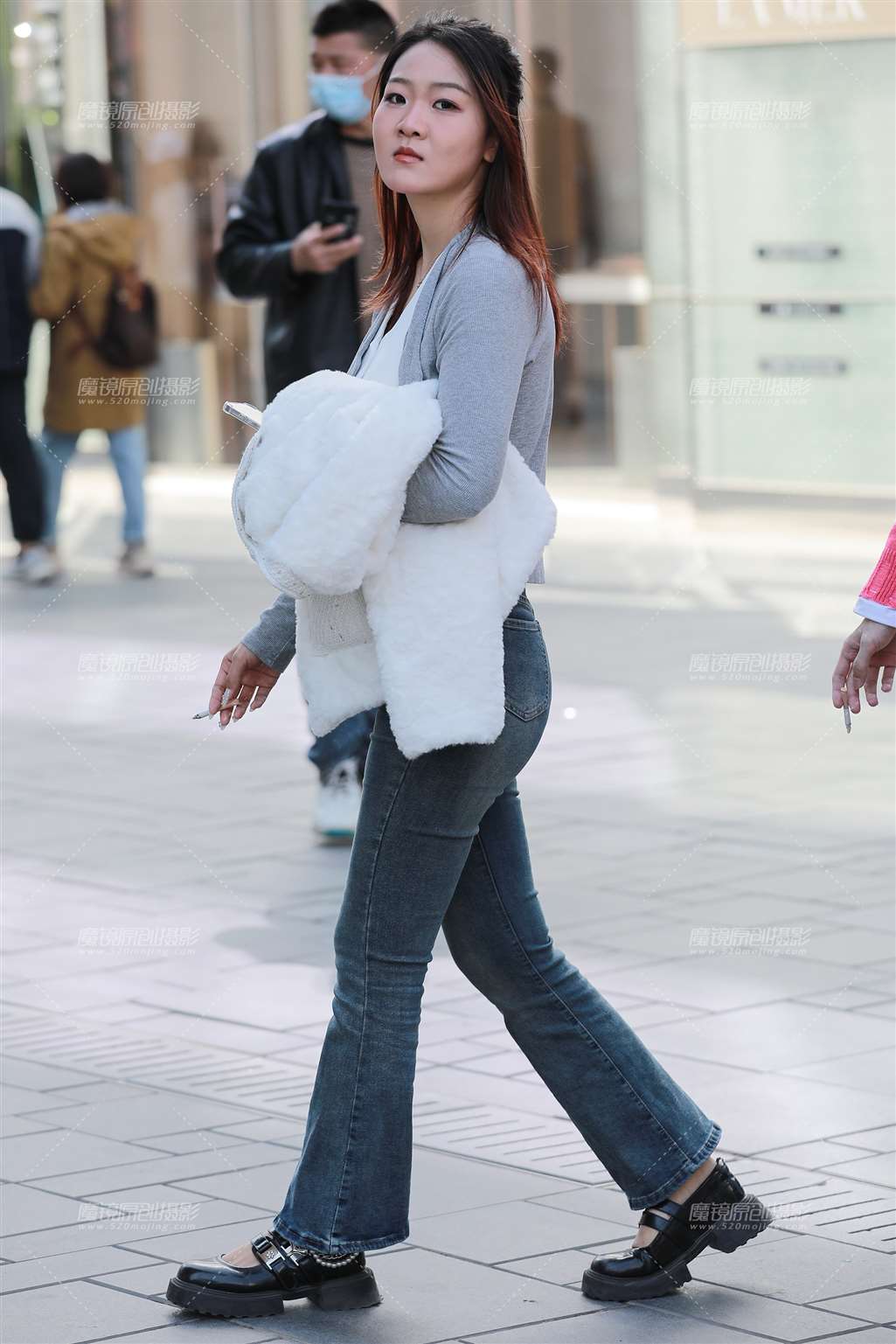 图片[4]-紧身牛仔裤女友-街拍流行馆
