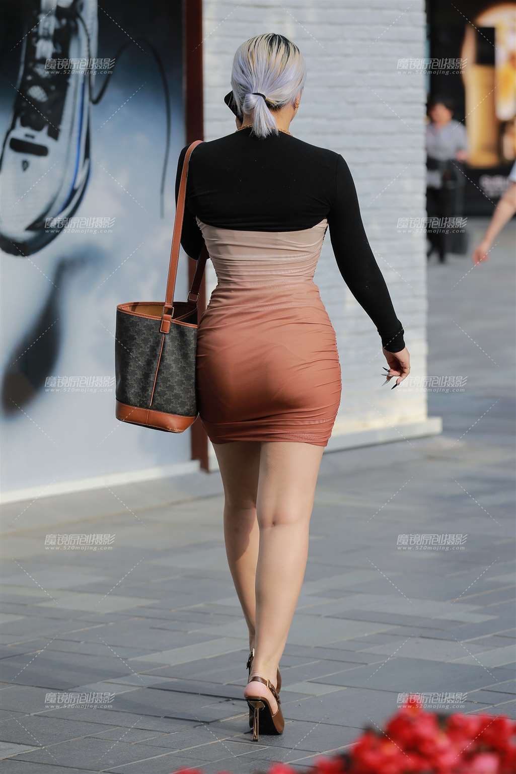 图片[2]-性感棕色包臀裙美女-街拍流行馆