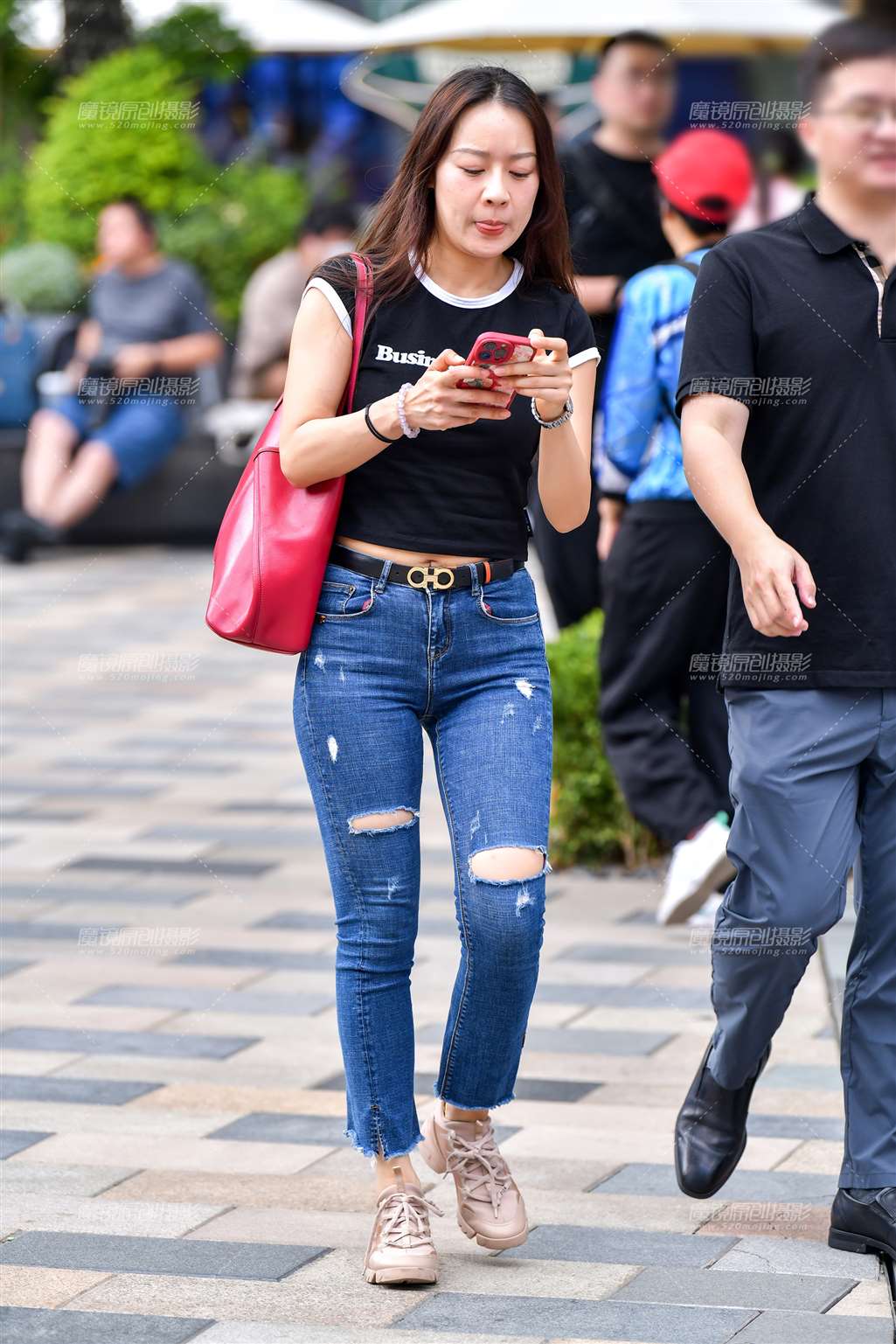 图片[1]-破洞紧身牛仔裤美女-街拍流行馆