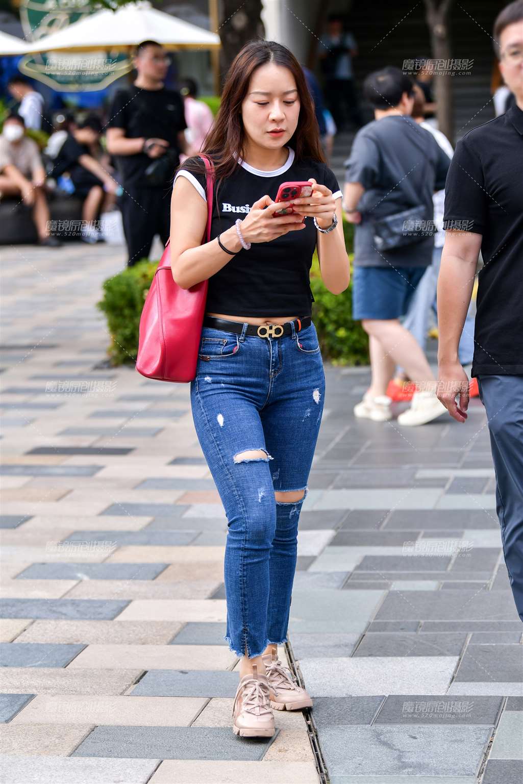 图片[3]-破洞紧身牛仔裤美女-街拍流行馆