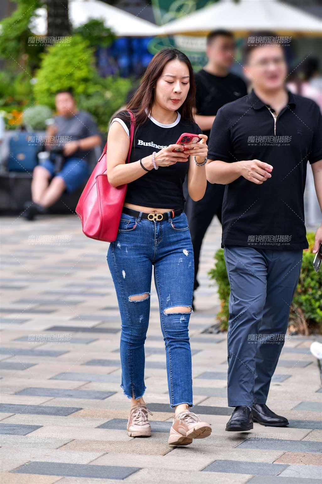 图片[4]-破洞紧身牛仔裤美女-街拍流行馆