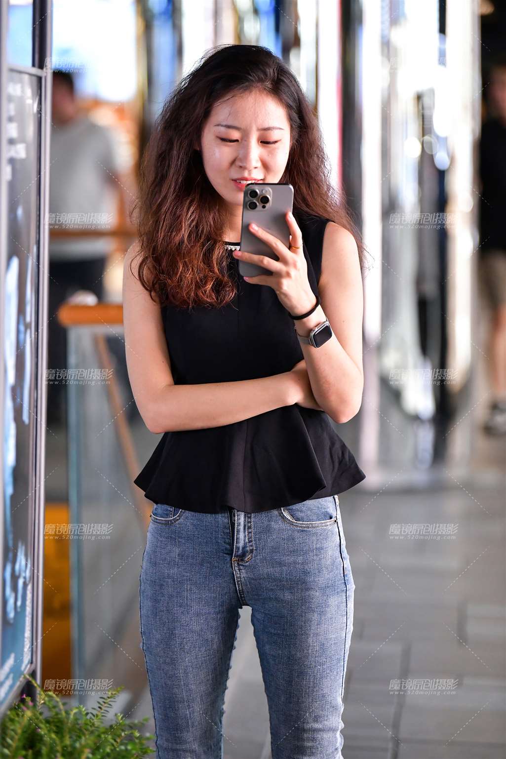 图片[1]-苗条牛仔裤美女-街拍流行馆