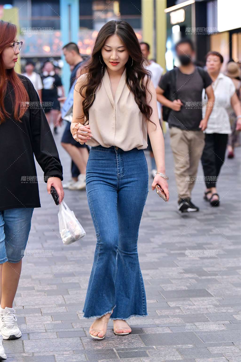 图片[1]-微喇牛仔裤气质美女-街拍流行馆