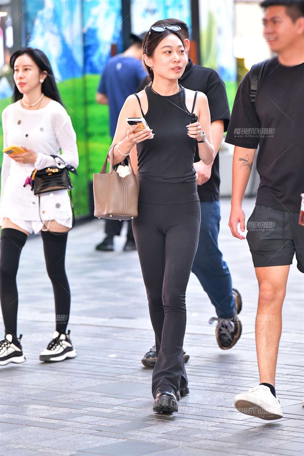 图片[1]-苗条紧身裤美女-街拍流行馆