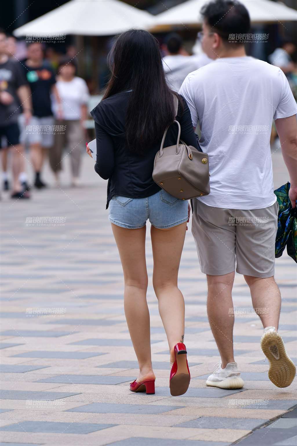 图片[2]-红色高跟牛仔热裤美女-街拍流行馆