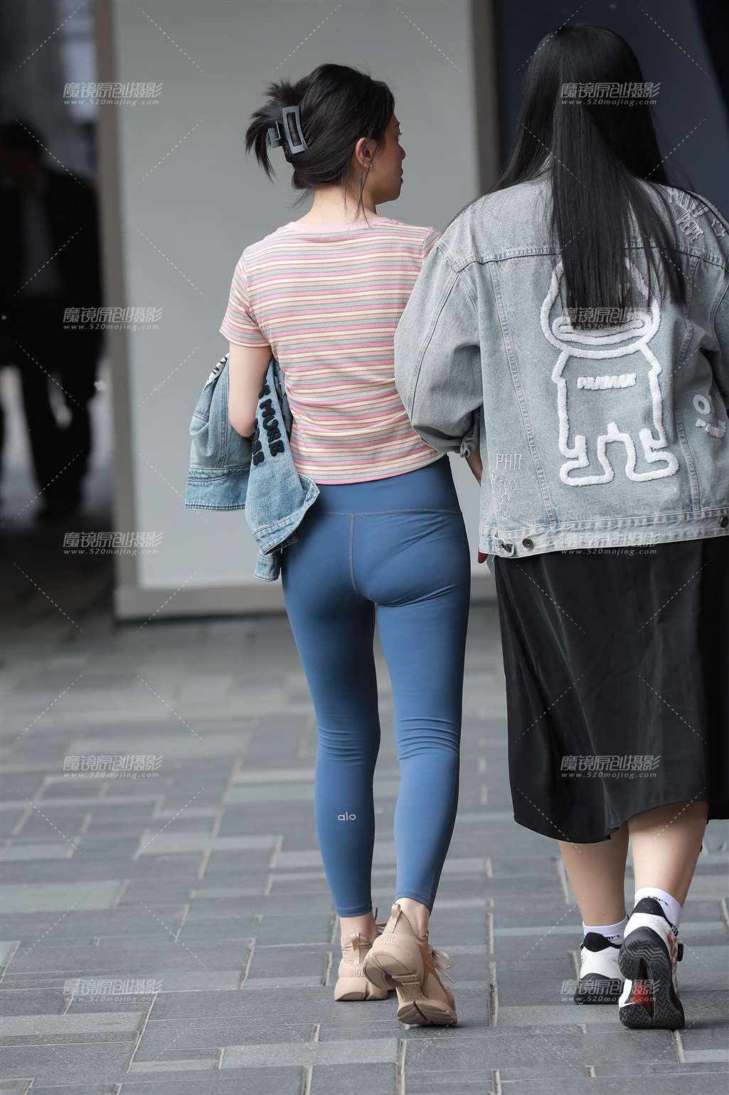 图片[2]-蓝色瑜伽裤美女-街拍流行馆