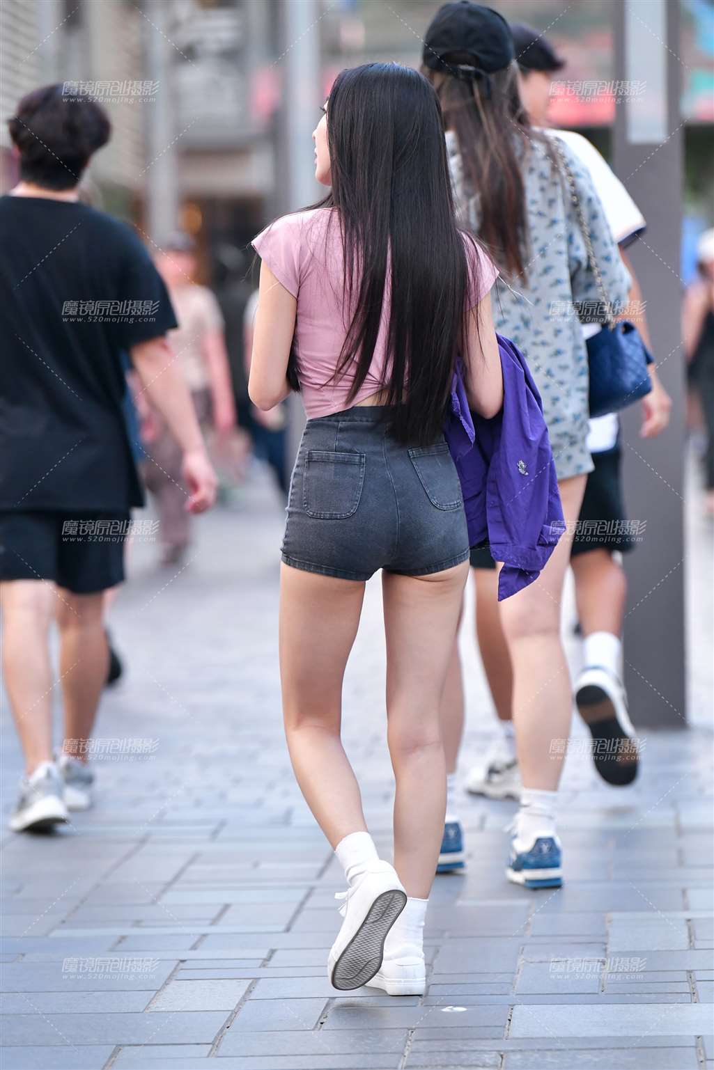 图片[2]-深灰牛仔热裤美女-街拍流行馆