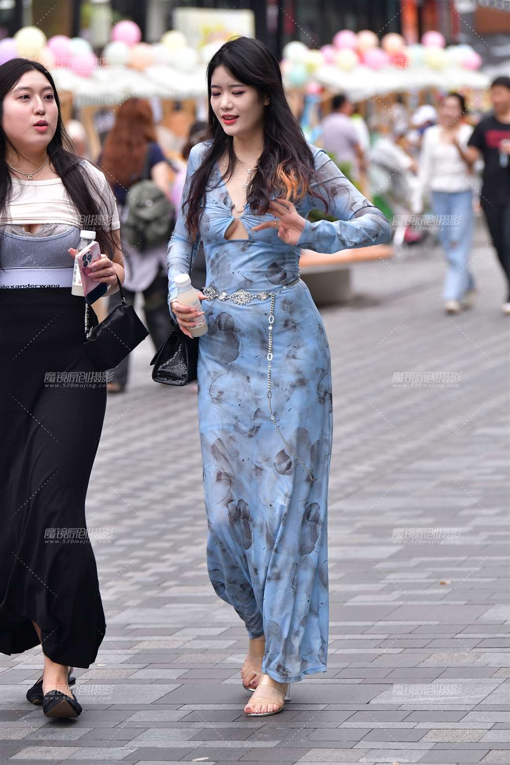 图片[1]-气质高挑纱裙美女-街拍流行馆