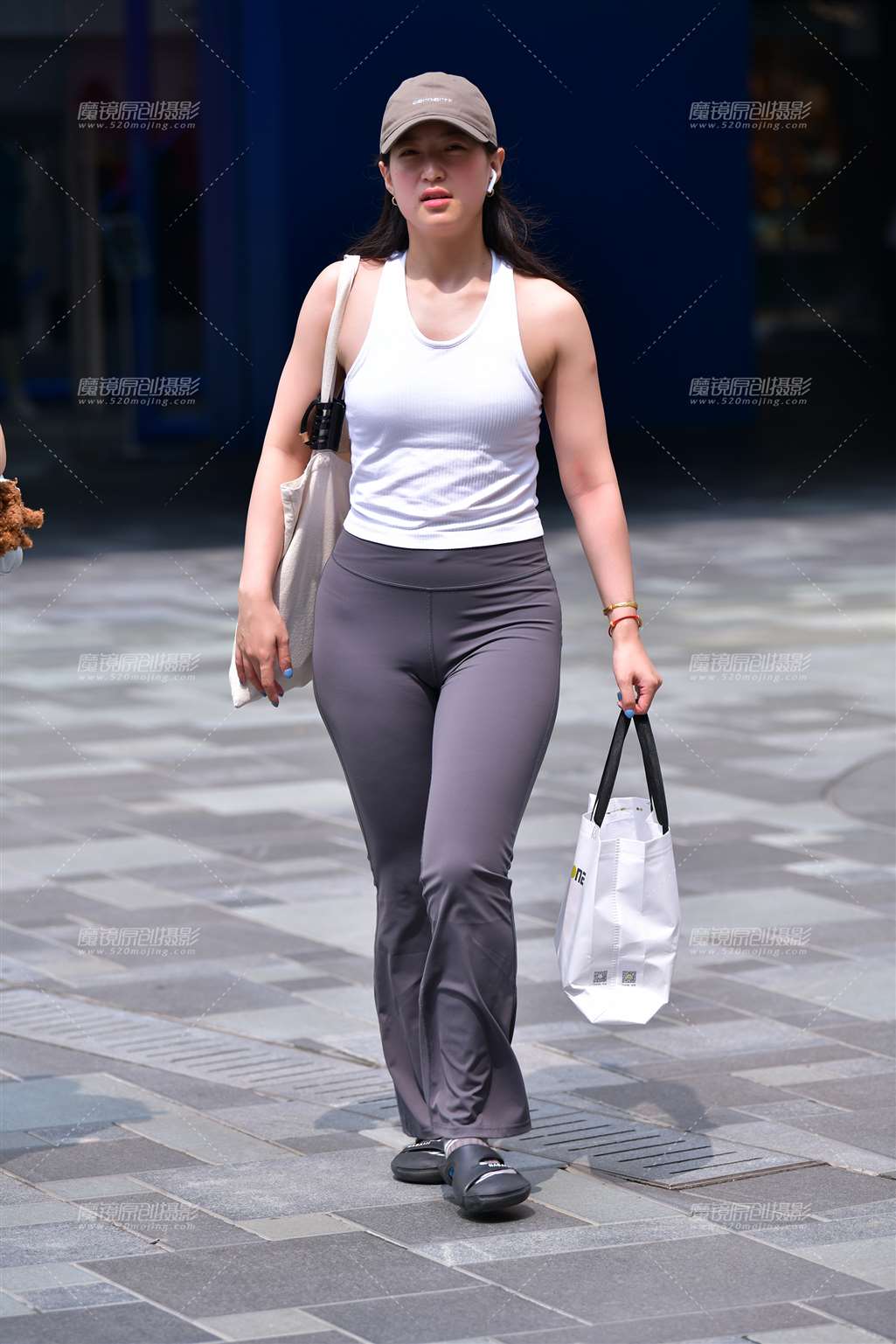 图片[1]-紧身裤微丰腴美女-街拍流行馆