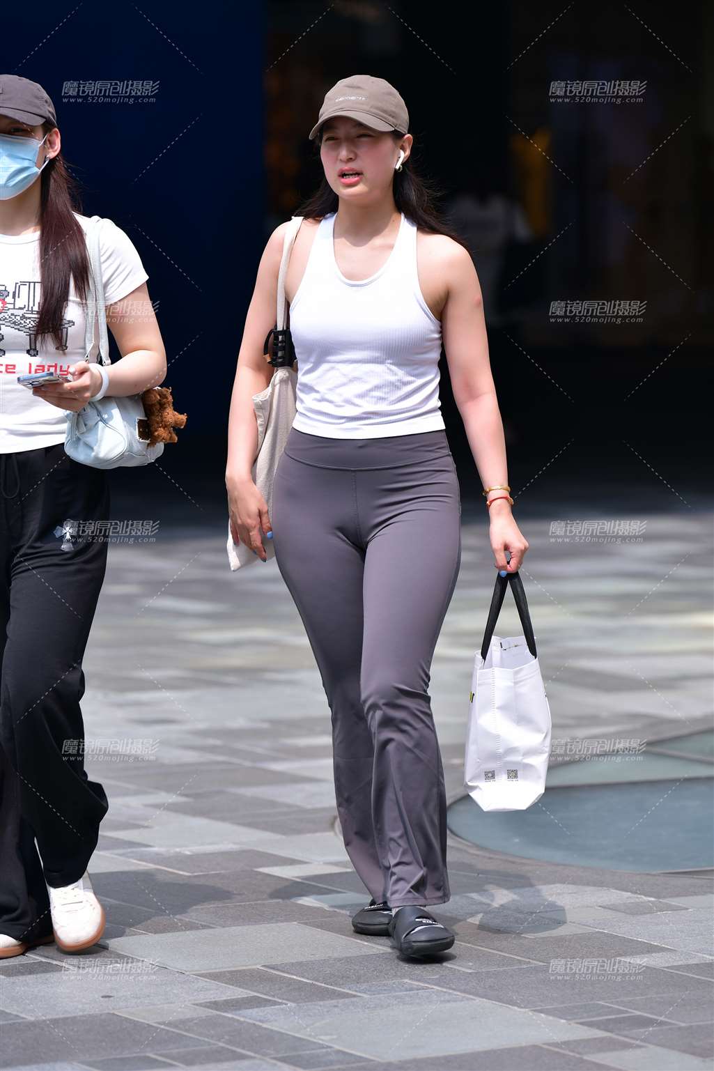 图片[3]-紧身裤微丰腴美女-街拍流行馆