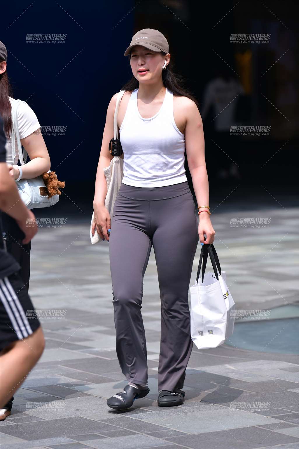图片[5]-紧身裤微丰腴美女-街拍流行馆