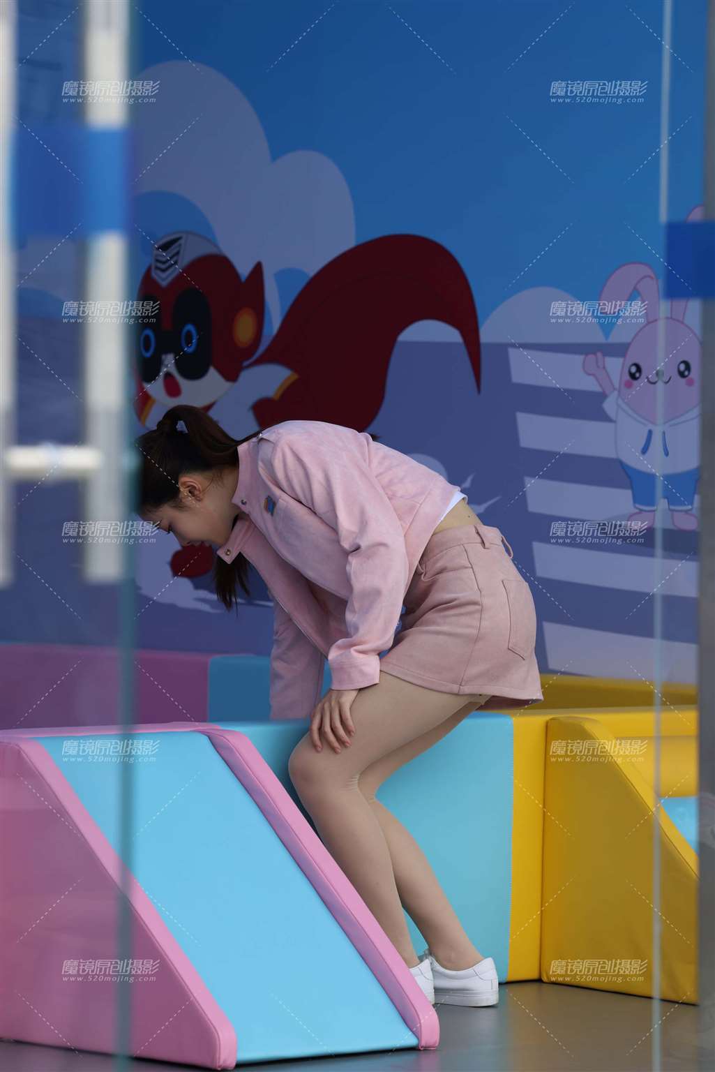 图片[2]-粉色裙装肉丝礼仪妹妹们-街拍流行馆
