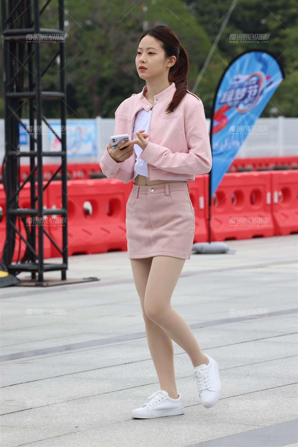 图片[1]-粉色裙装肉丝礼仪妹妹们-街拍流行馆