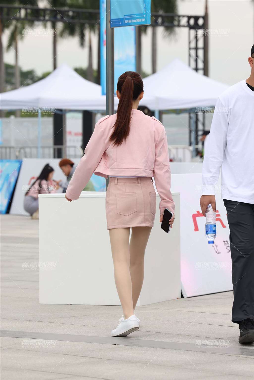 图片[3]-粉色裙装肉丝礼仪妹妹们-街拍流行馆